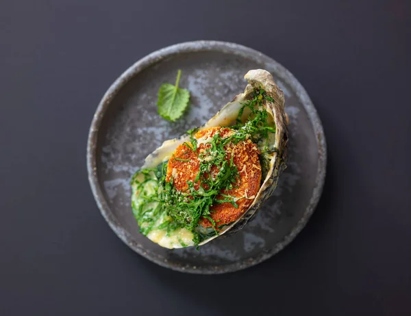 焼き牡蠣にトーストパンと緑のグレープレートトップビュー選択的フォーカス — ストック写真