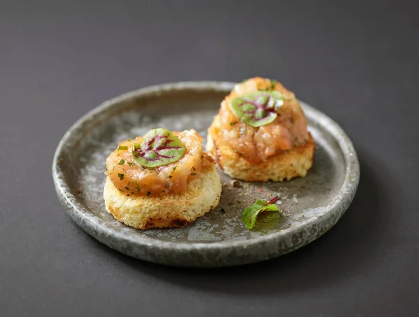 Pan Tostado Con Sarta Salmón Plato Gris Enfoque Selectivo —  Fotos de Stock