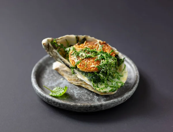 Ostra Horno Con Pan Tostado Verduras Plato Gris Enfoque Selectivo —  Fotos de Stock