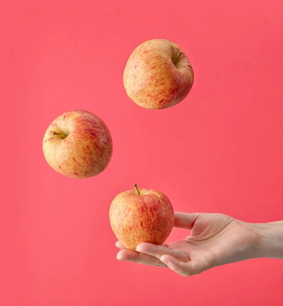 Manzana Fresca Mano Humana Algunas Manzanas Levitantes Aisladas Sobre Fondo — Foto de Stock