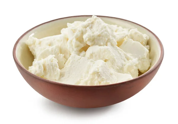 一碗从白色背景分离出来的新鲜自制乳酪 — 图库照片