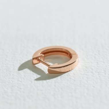 Beyaz bir arka planda altın küpe 