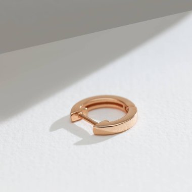 Beyaz bir arka planda altın küpe 