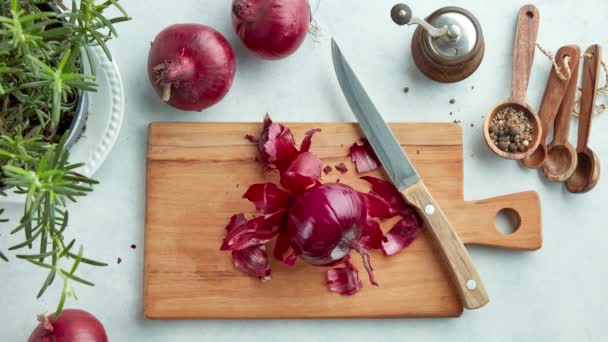 Cebola Vermelha Que Corta Uma Placa Madeira Cozinha Cozinha Doméstica — Vídeo de Stock