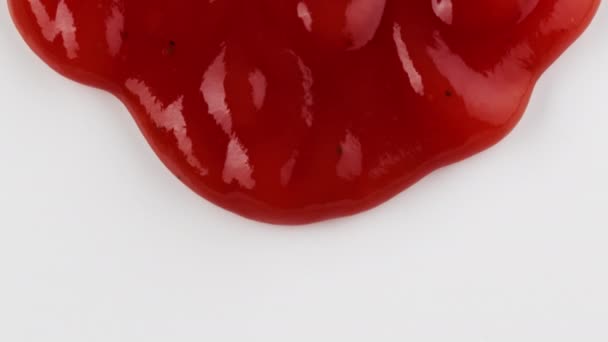 Ketchup Fluindo Molho Tomate Fundo Branco Macro — Vídeo de Stock