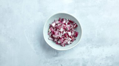 Bir kase doğranmış kırmızı soğan, üst manzara.