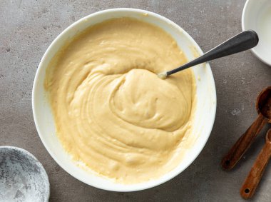 Mutfak masasında bir kase krep hamuru.