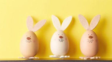 Paskalya temalı stop motion animasyonu. Sarı arka planda tavşan şekilli yumurtalar.