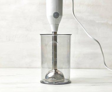 Yeni boş blender beyaz mutfak masasında smoothie yapmaya hazır.