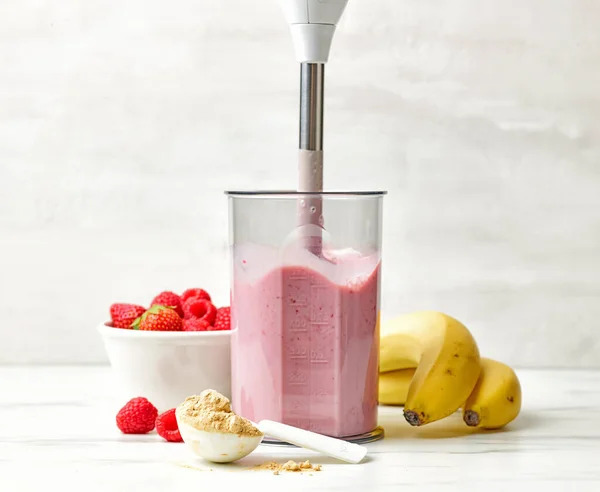 Process För Att Göra Hälsosam Frukost Milkshake Köksbordet — Stockfoto