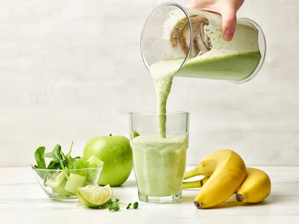 Batido Verde Fresco Vertiendo Vaso Listo Para Desayuno Saludable — Foto de Stock