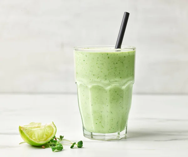 Glas Grön Hälsosam Frukost Smoothie Köksbordet — Stockfoto