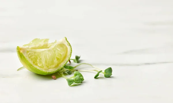 Fresh Greens Squeezed Lime Slice Kitchen Table Selective Focus — Stock Photo, Image