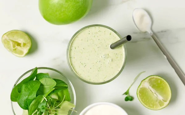 Glas Grön Smoothie Och Ingredienser Köksbordet Ovanifrån — Stockfoto