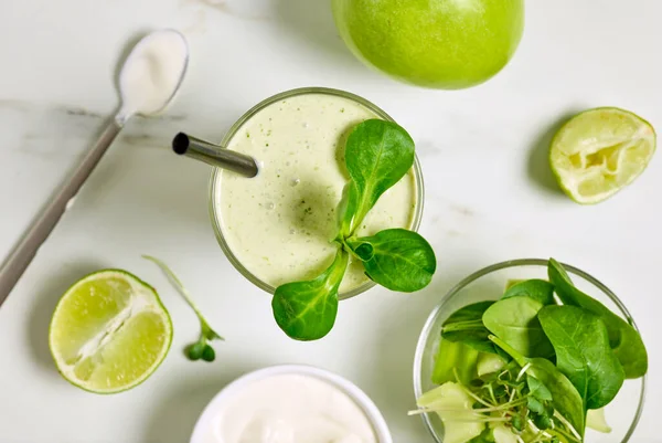 Glas Grön Smoothie Och Ingredienser Köksbordet Ovanifrån — Stockfoto