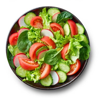 Beyaz arka planda izole edilmiş taze sebze salatası tabağı.