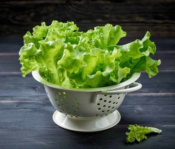 Fresh Green Lettuce Leaves White Colander Dark Wooden Kitchen Table — Stock Photo, Image