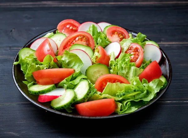 Talíř Čerstvého Zeleninového Salátu Tmavém Dřevěném Kuchyňském Stole — Stock fotografie