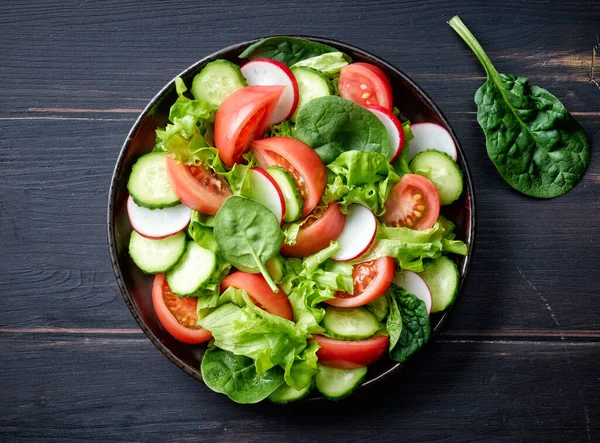 Koyu Ahşap Masada Taze Sebze Salatası — Stok fotoğraf
