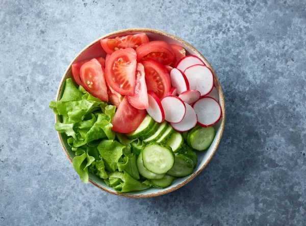 Bir Kase Taze Sebze Salatası Üst Manzara — Stok fotoğraf