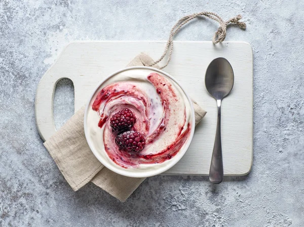 Egy Tál Friss Görög Joghurt Lekvárral Fagyasztott Bogyókkal Konyhaasztalon Felülnézet — Stock Fotó