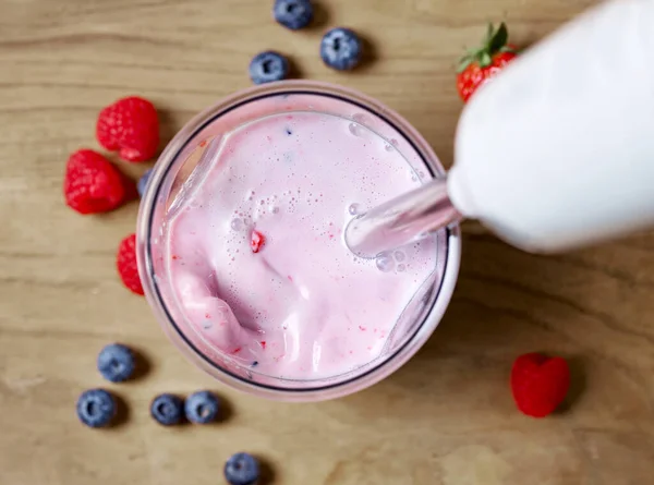 Folyamat Hogy Friss Reggeli Smoothie Fából Készült Konyhaasztalon Felülnézet — Stock Fotó