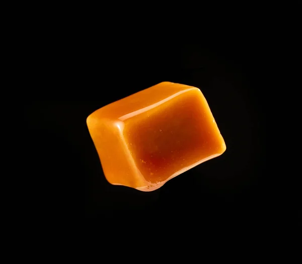 Karmelowe Cukierki Izolowane Czarnym Tle — Zdjęcie stockowe