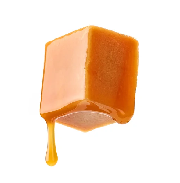 Sos Karmelowy Płynący Latające Cukierki Karmelowe Izolowane Białym Tle — Zdjęcie stockowe