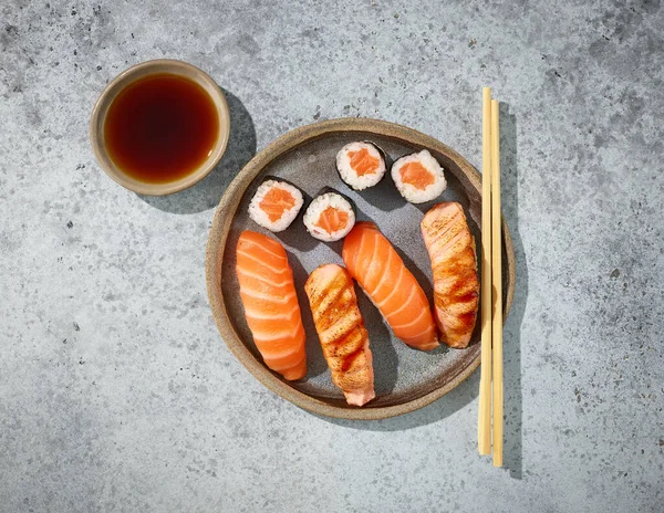 Bord Zalm Sushi Restaurant Tafel Bovenaanzicht — Stockfoto