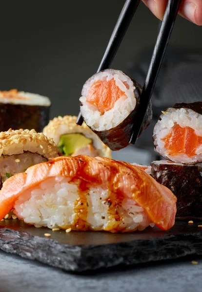 Tányér Sushi Szürke Éttermi Asztalon Közelkép — Stock Fotó
