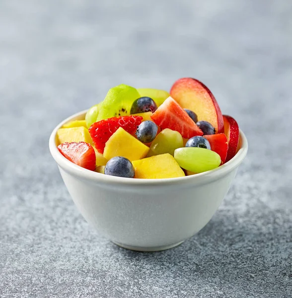 Tigela Salada Frutas Frescas Coloridas Mesa Cozinha — Fotografia de Stock