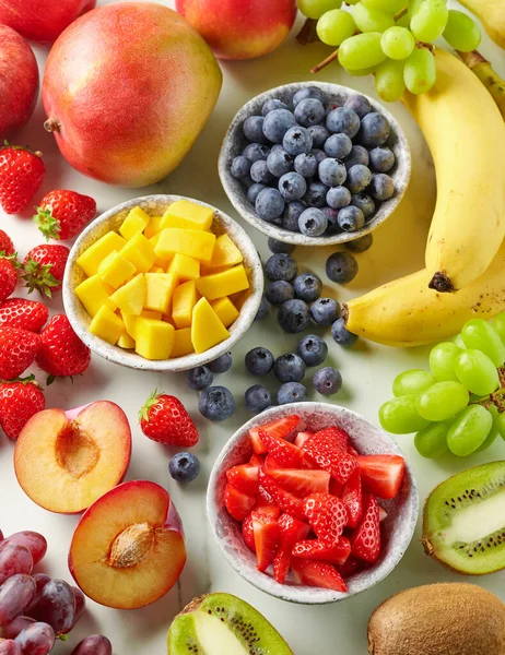 Frisches Obst Und Beeren Auf Dem Küchentisch Draufsicht — Stockfoto