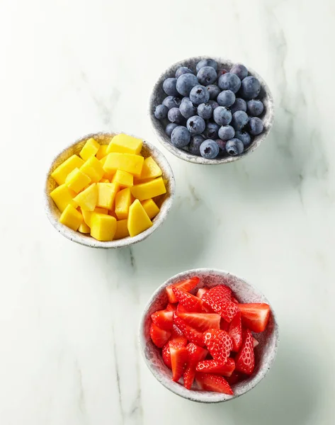 Schalen Mit Frischem Obst Und Beeren Für Eine Gesunde Mahlzeit — Stockfoto