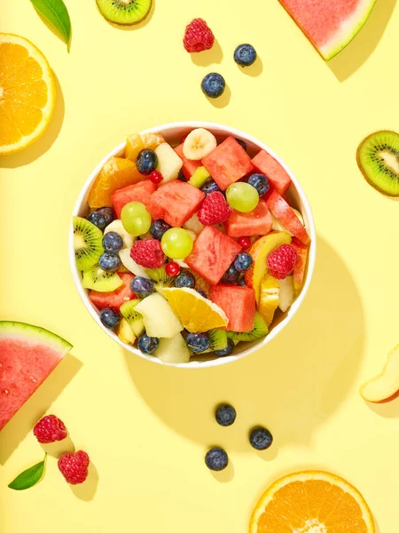 Tigela Salada Frutas Frescas Coloridas Para Refeição Saudável Isolada Fundo — Fotografia de Stock