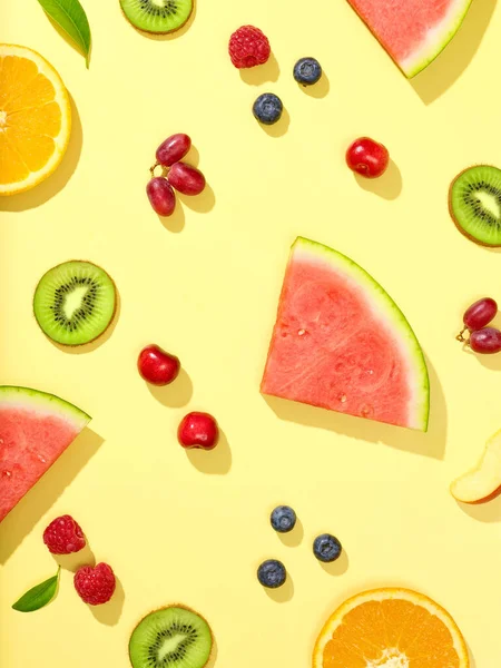 Verschiedene Frische Früchte Und Beeren Auf Gelbem Hintergrund Draufsicht — Stockfoto