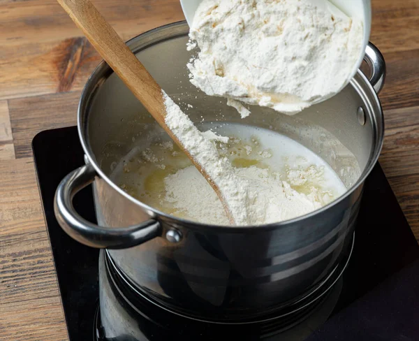 Harina Vierte Una Olla Con Agua Caliente Mantequilla Para Hacer — Foto de Stock