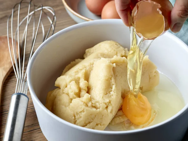 Processo Fabbricazione Pasta Pasticcera Eclairs Bignè Crema Uovo Sta Aggiungendo — Foto Stock