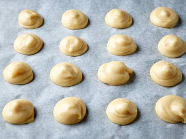 Pişirmeye hazır tavada çiğ kremalı pasta hamuru.