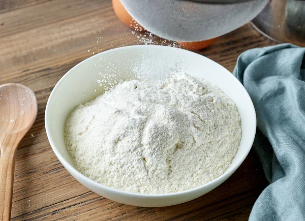 Flour Falls Strainer Bowl Woodem Kitchen Table Process Making Dough — Stock Photo, Image
