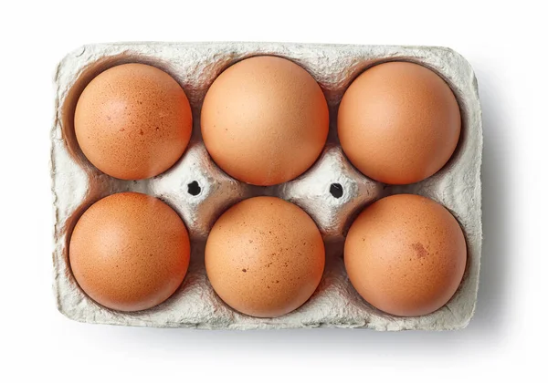 白地に隔離された卵箱の中の鶏の卵トップビュー — ストック写真