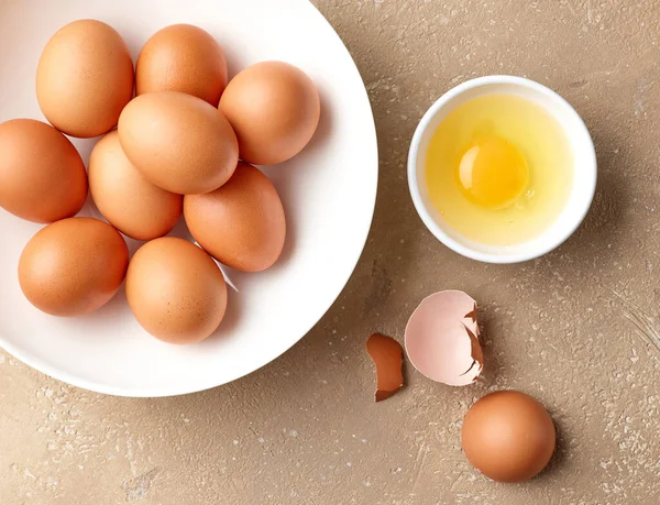 Mutfak Masasının Üstünde Bir Kase Kahverengi Tavuk Yumurtası — Stok fotoğraf