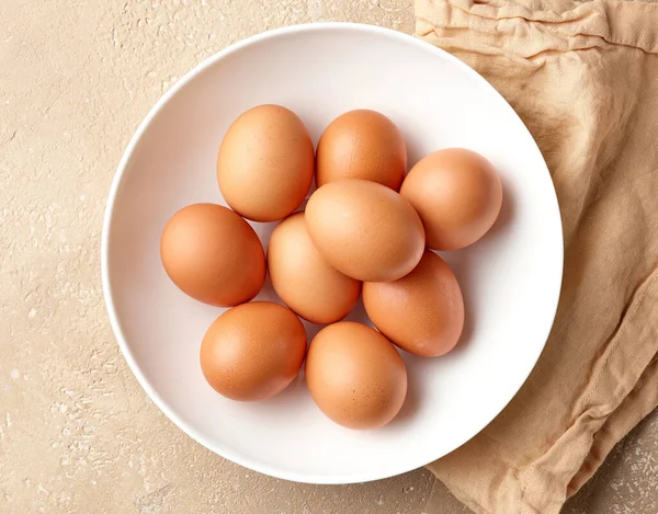 Schüssel Mit Braunen Hühnereiern Auf Dem Küchentisch Draufsicht — Stockfoto