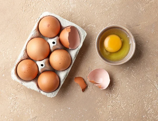 Mutfak Masasındaki Yumurta Kutularında Kahverengi Tavuk Yumurtaları Üst Manzara — Stok fotoğraf