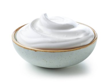 Beyaz arka planda bir kase çırpılmış yumurta beyazı kreması.