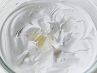 Bir kase çırpılmış yumurta, krem rengi, üst manzara.