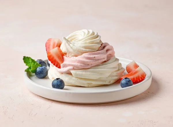 Десерт Безе Украшен Свежими Ягодами Розовом Фоне — стоковое фото