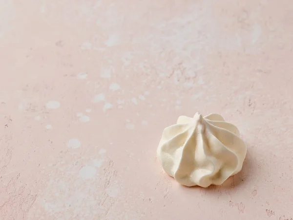 Galleta Merengue Horneada Sobre Mesa Rosa —  Fotos de Stock