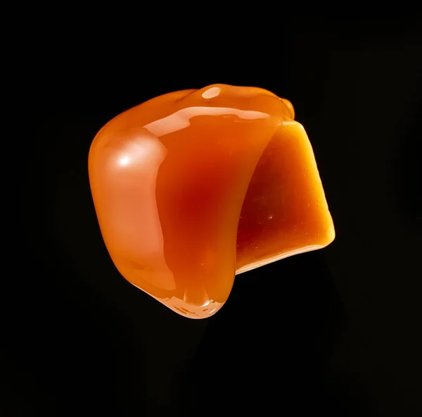 Salsa Caramelo Que Fluye Caramelo Volador Caramelo Aislado Sobre Fondo — Foto de Stock