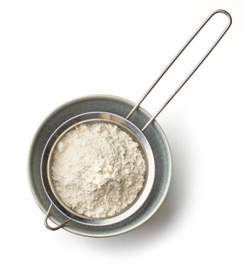 Beyaz arka planda izole edilmiş kase ve un süzgeci, üst görünüm