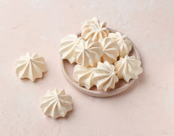 Plato Galletas Merengue Recién Horneadas Sobre Fondo Rosa — Foto de Stock